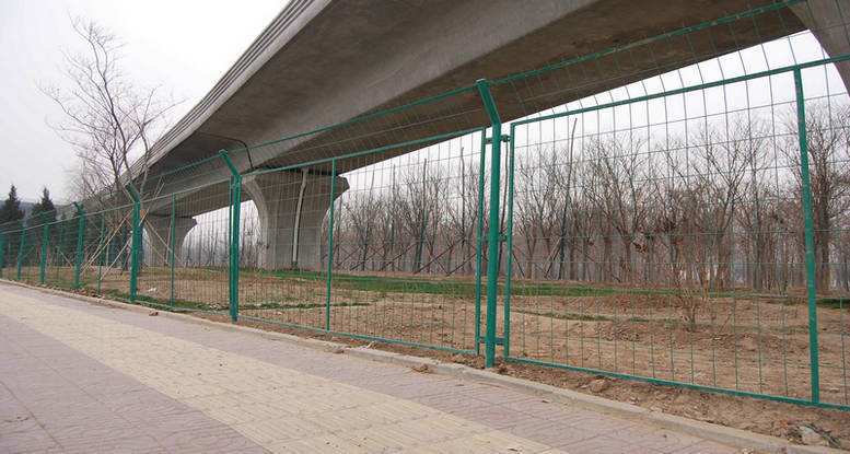 如何确定公路护栏网的立柱间距?